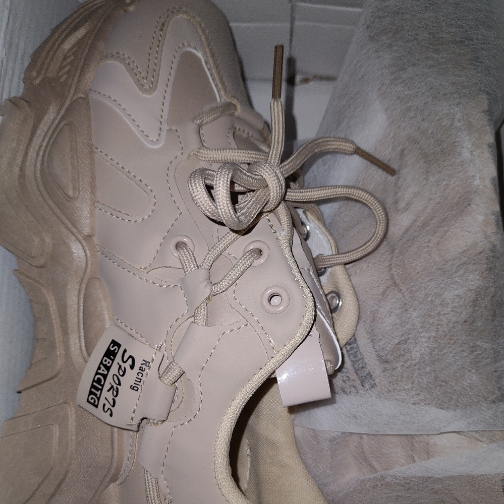 Ladies sneakers